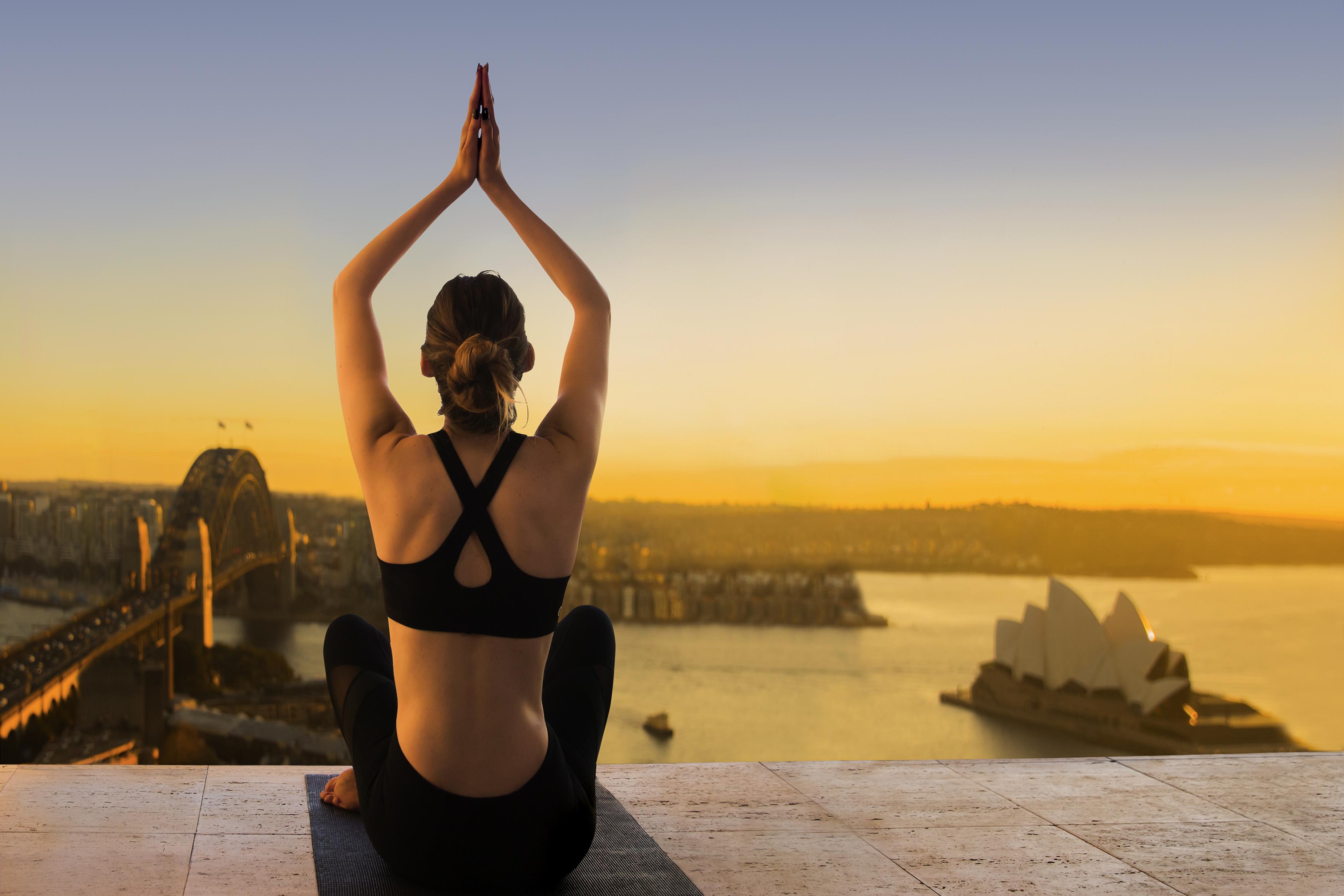 The Sebel Quay West Suites Sydney Exteriér fotografie A woman practicing yoga at the Sydney Opera House