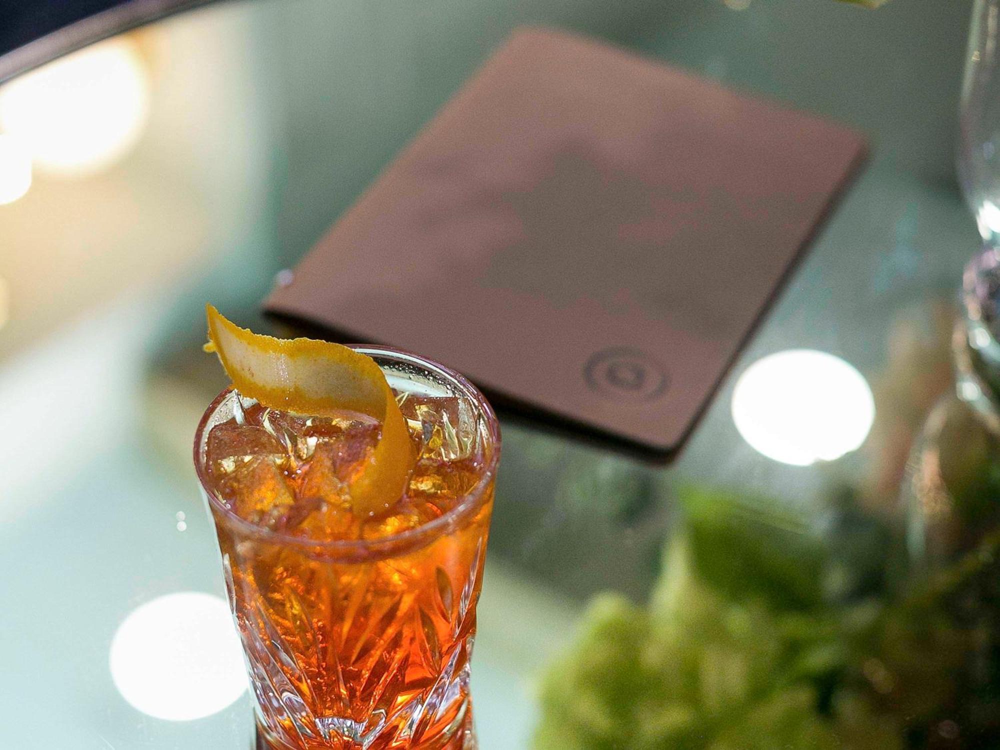 The Sebel Quay West Suites Sydney Exteriér fotografie A Negroni cocktail