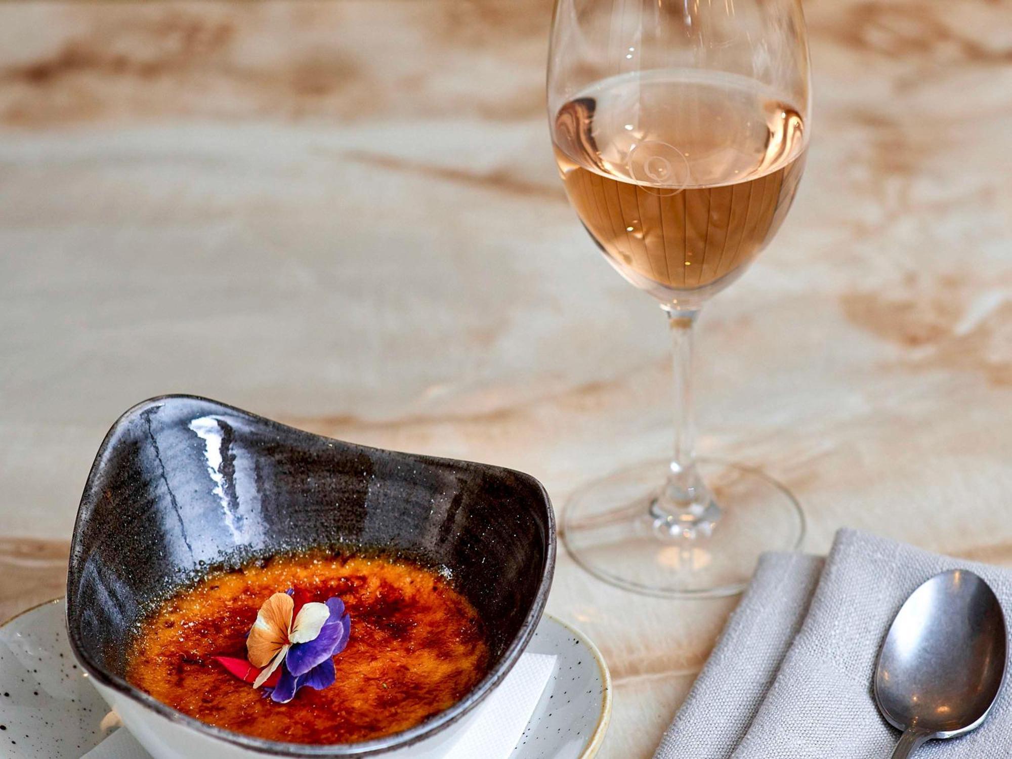 The Sebel Quay West Suites Sydney Exteriér fotografie A glass of orange wine