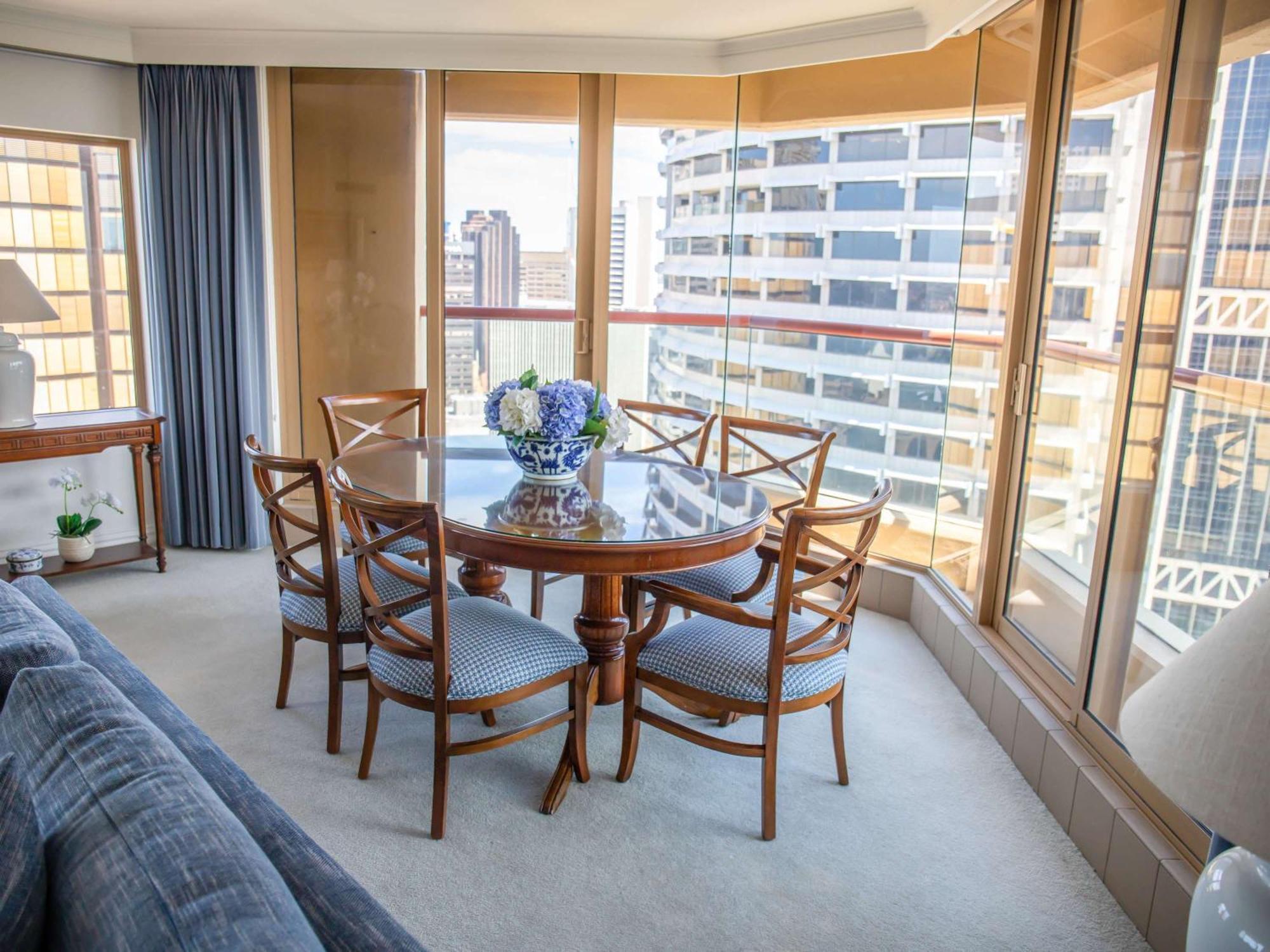 The Sebel Quay West Suites Sydney Exteriér fotografie A typical dining room