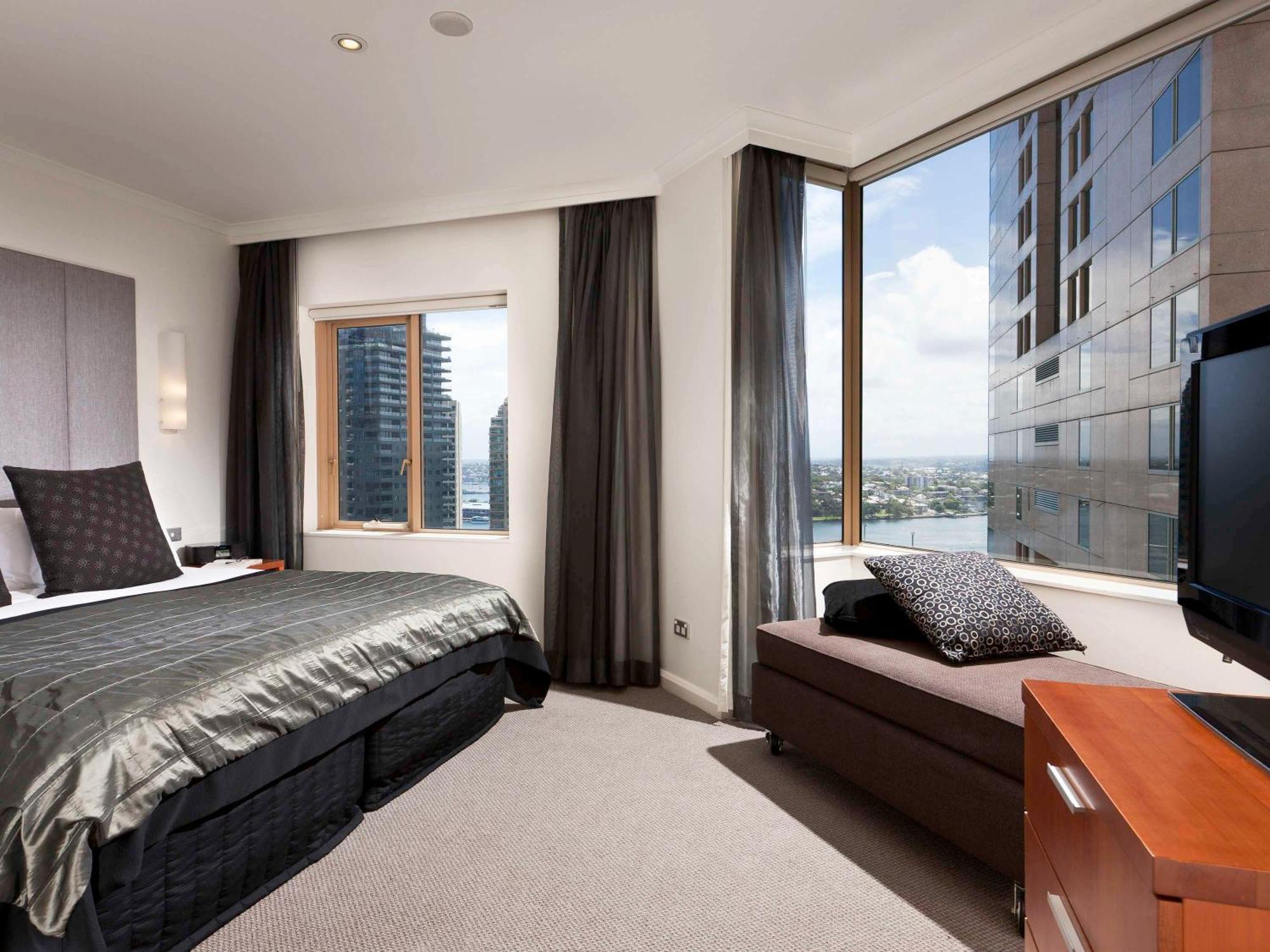The Sebel Quay West Suites Sydney Exteriér fotografie A bedroom at the Crown Towers